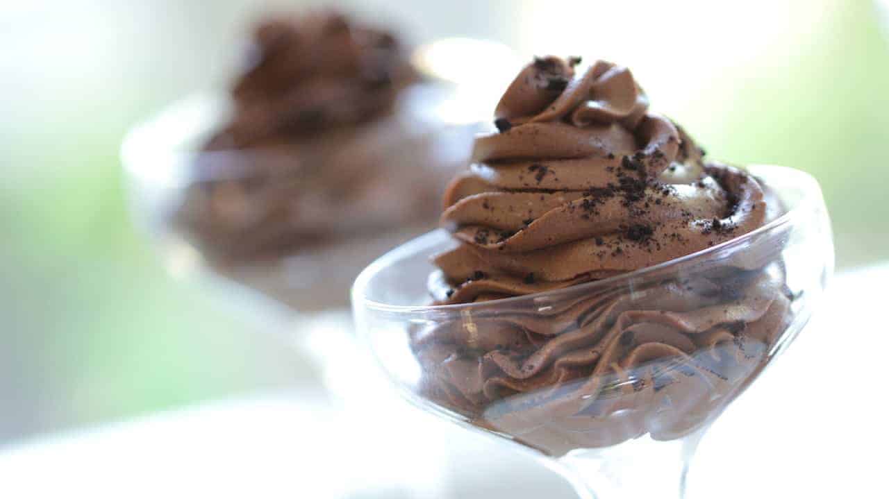  No-Cuocere Mousse al cioccolato in un coupé champagne