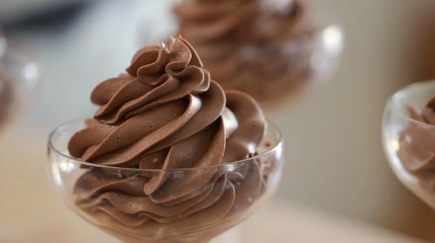 Mousse al cioccolato roteato in una tazza