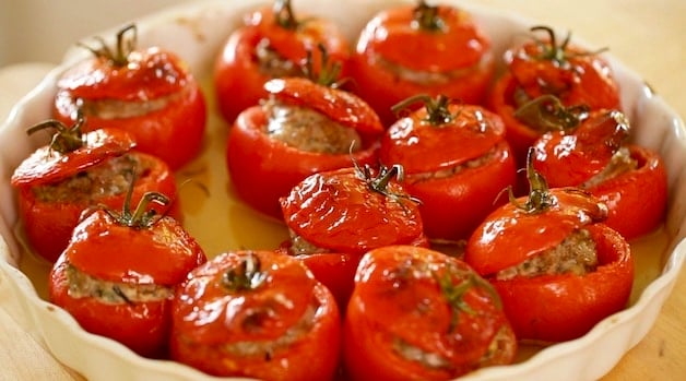 Tomates farcies en una fuente de horno