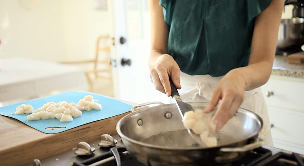 adding scallops to the poaching liquid