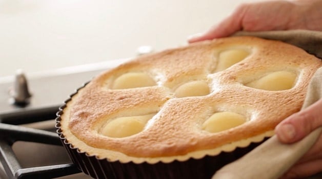 Baked pear tart