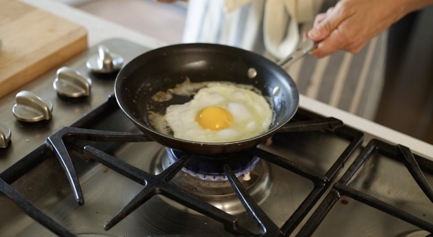 Frying egg in a pan