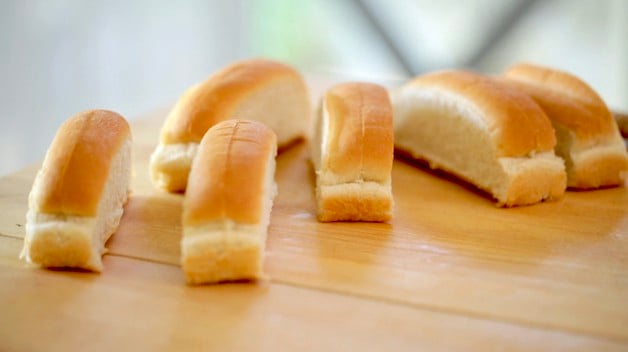 Split-Top-Brötchen auf einem Schneidebrett