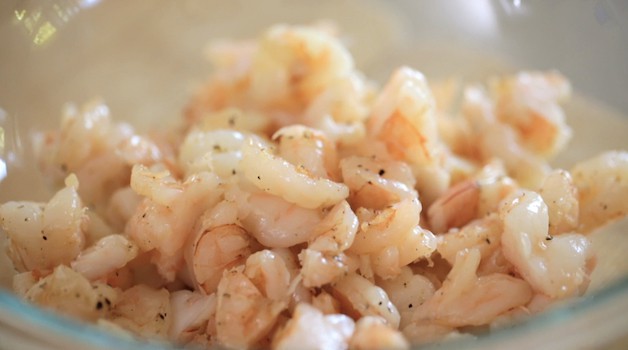 rodajas de camarones cocidos en un recipiente de vidrio