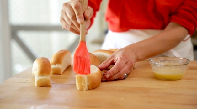 smør en delt topp bun med smør