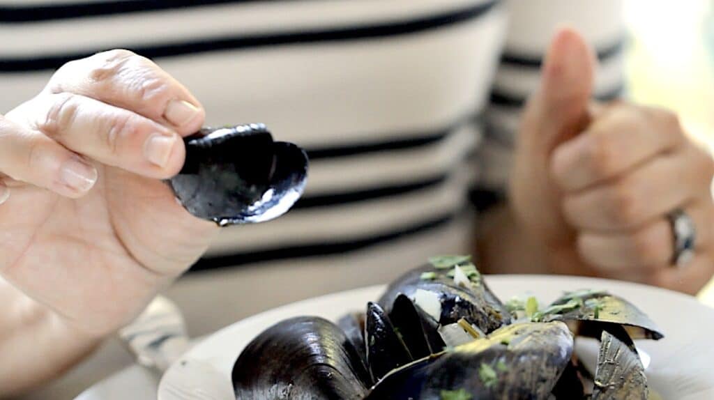Using a mussel shell as a pincher for eating other mussels