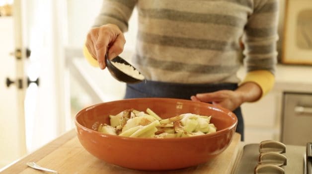 Adding Cornstarch to a bowl of apples