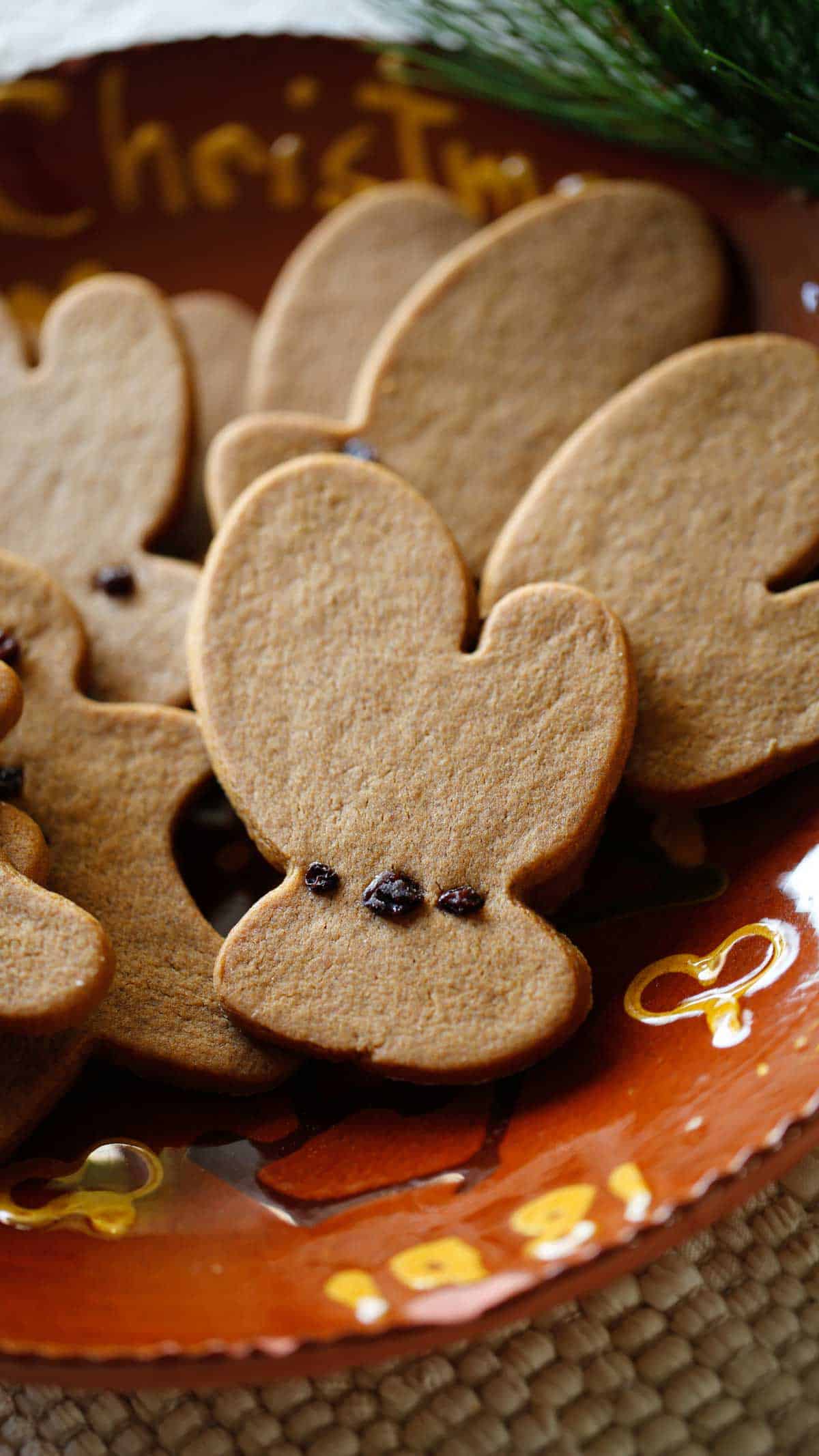 Gingerbread mitten cookies