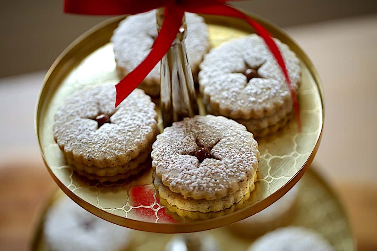 linzer cookies with hazelnuts