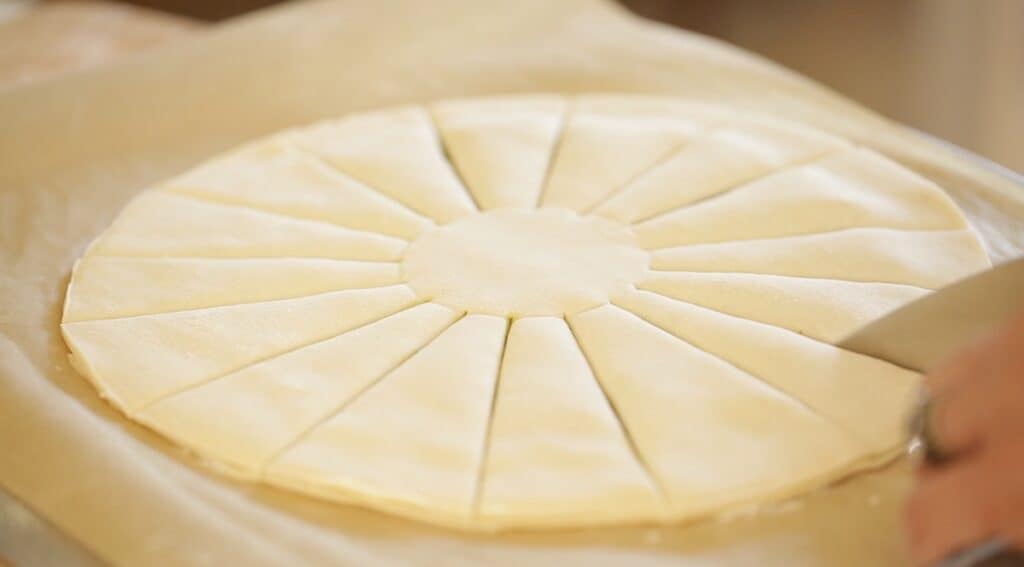 slicing rays into a tarte au soleil pastry round