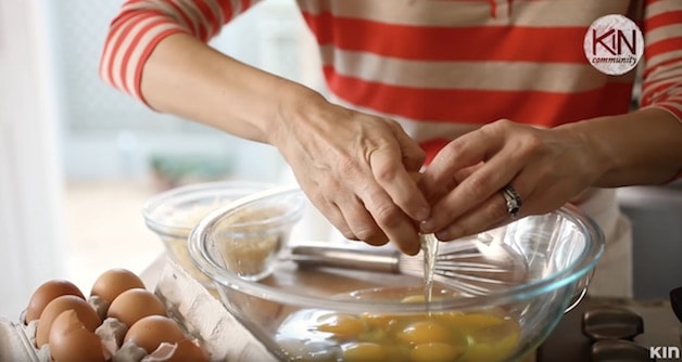  Casser les œufs dans un bol en verre pour Frittata 