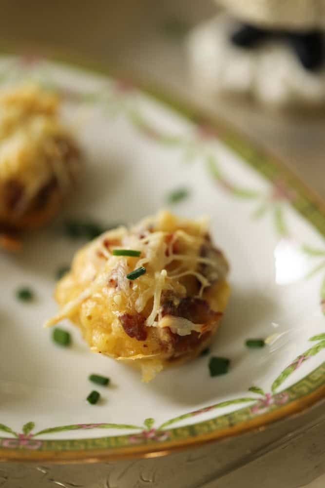 A mini mac and cheese appetizer on a plate.