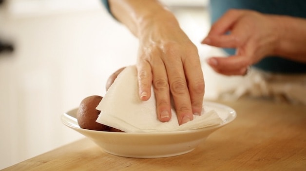 Paptting red potatoes down with paper towel