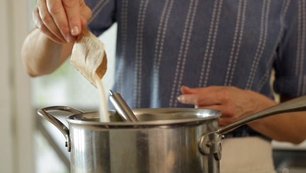 adding a packet or gelatine to a large sauce pot