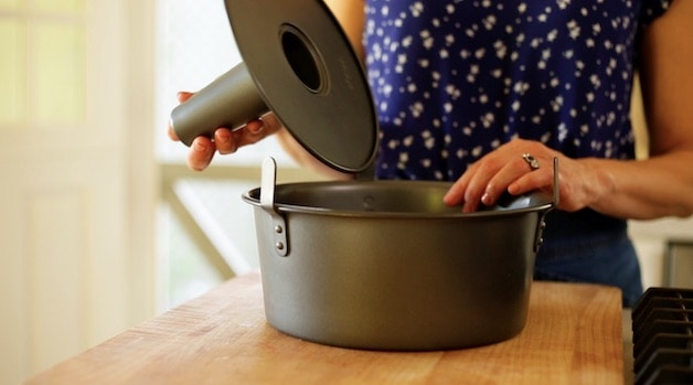 Removing bottom of a removable bottom cake pan