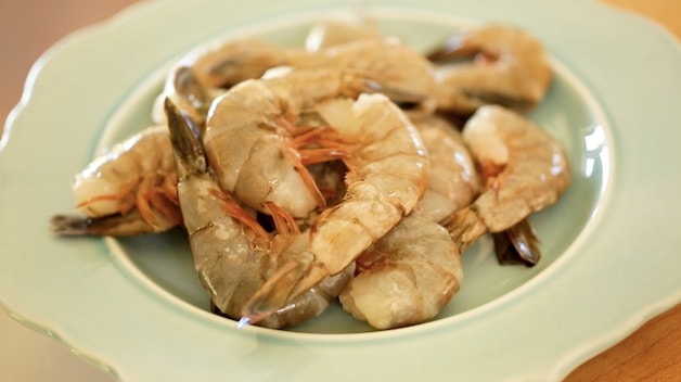 raw shrimp on a blue plate