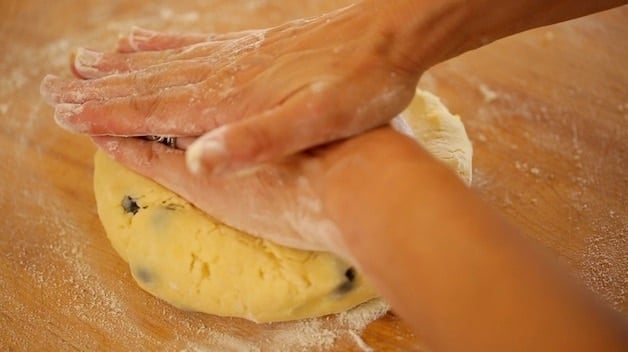 Presser la pâte à scone aux bleuets pour façonner et couper