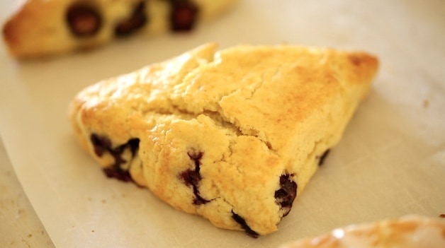 een vers gebakken Bosbessenscone op een met perkamentpapier bekleed cookie sheet