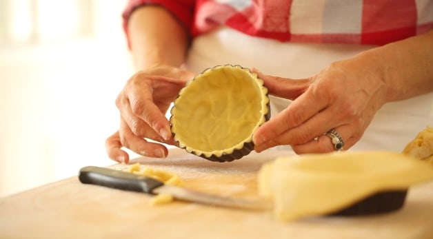 deeg in taartblik voor het recept van kersen Bakewell Tart