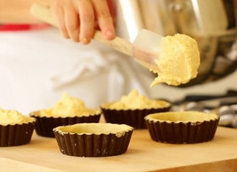 Adicionar o recheio para torta de latas de Cereja Bakewell Torta de Receita