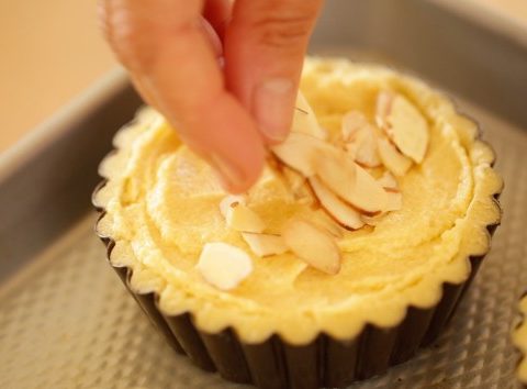 Agregar almendras en rodajas a las tartas bakwell de cereza