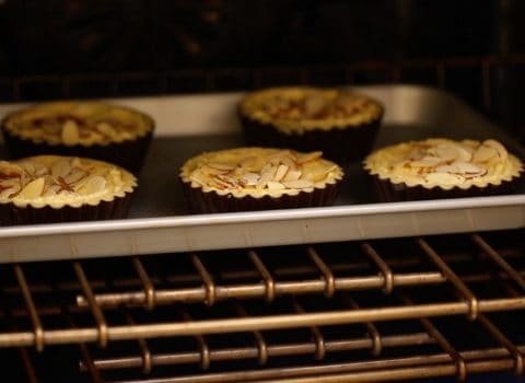 Tartes bakewell aux cerises au four