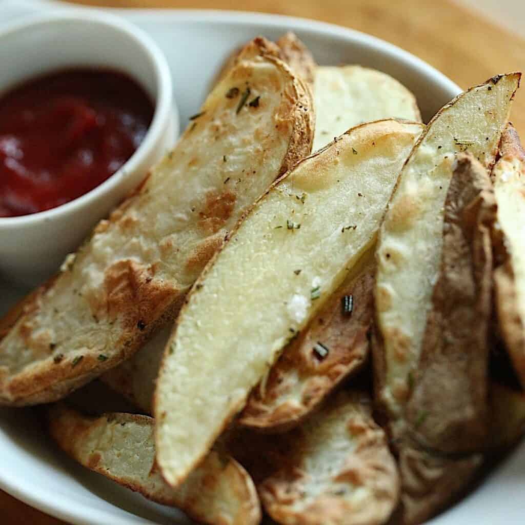 https://entertainingwithbeth.com/wp-content/uploads/2020/03/AirFryerPotatoWedges-1024x1024.jpg