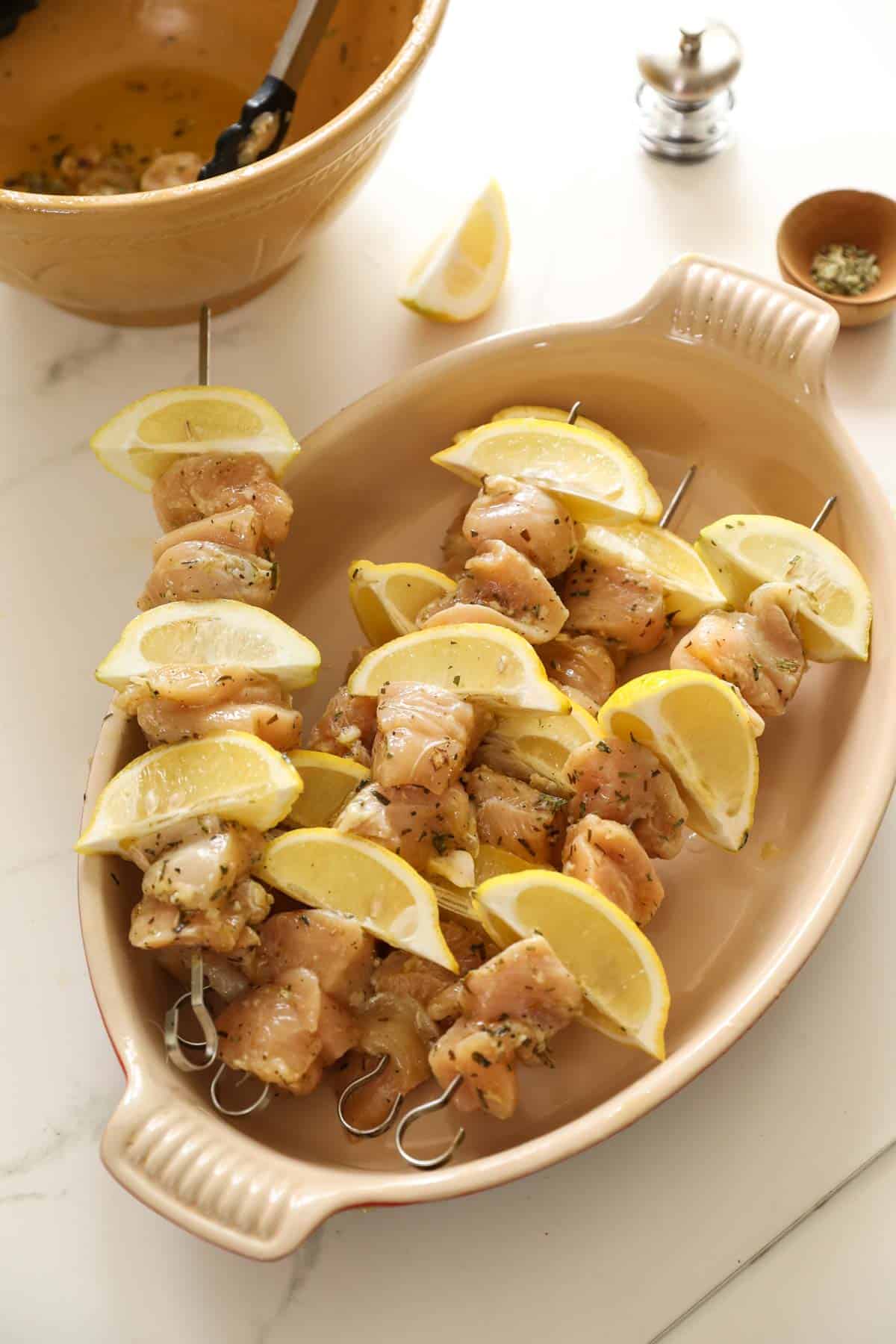 Raw chicken brochettes threaded with lemon slices