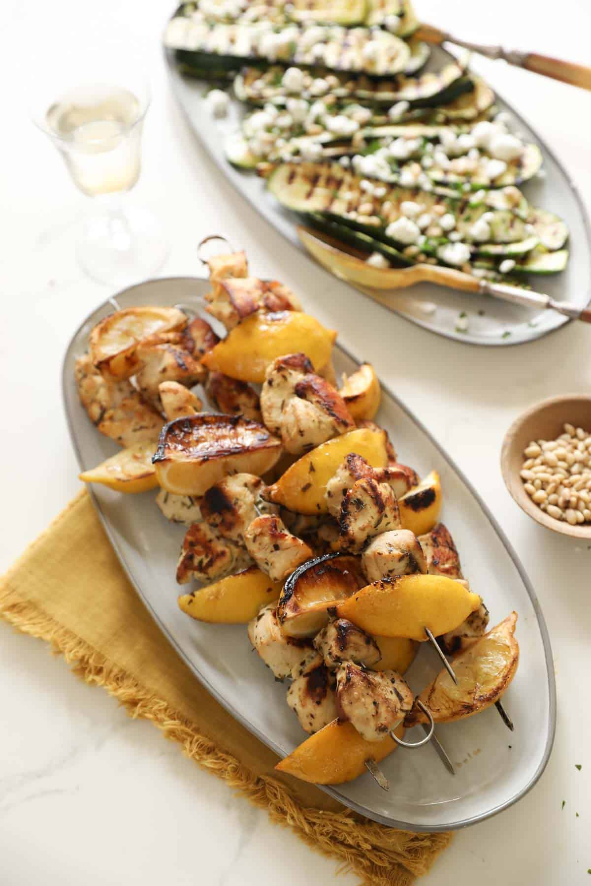 Chicken brochettes grilled with lemon and a zucchini salad