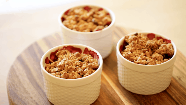 blackberry crumble in ramekins with crumb topping