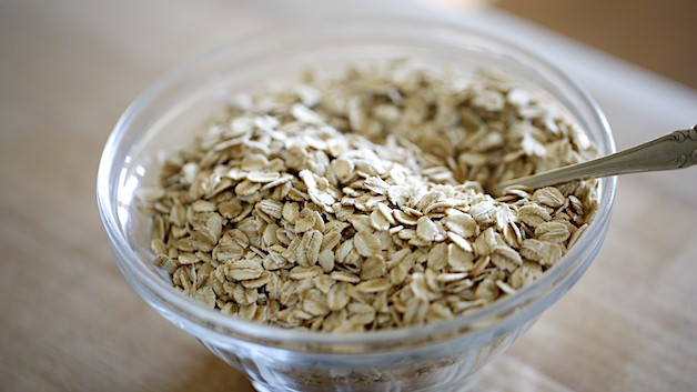 a clear bowl of uncooked old fashioned Oats