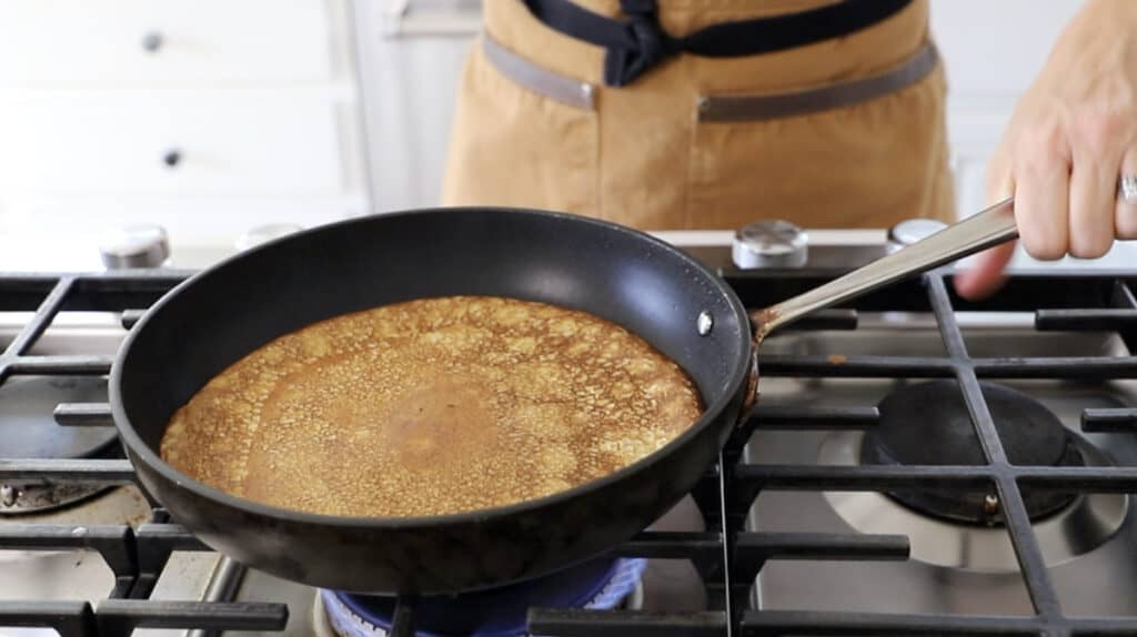 een gekookte crêpe in een pan 