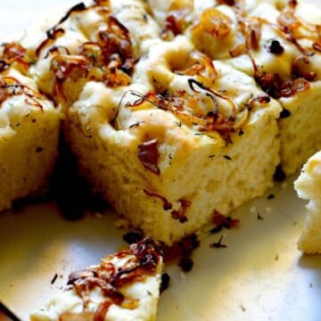 Bread squares with caramelized shallots and thyme
