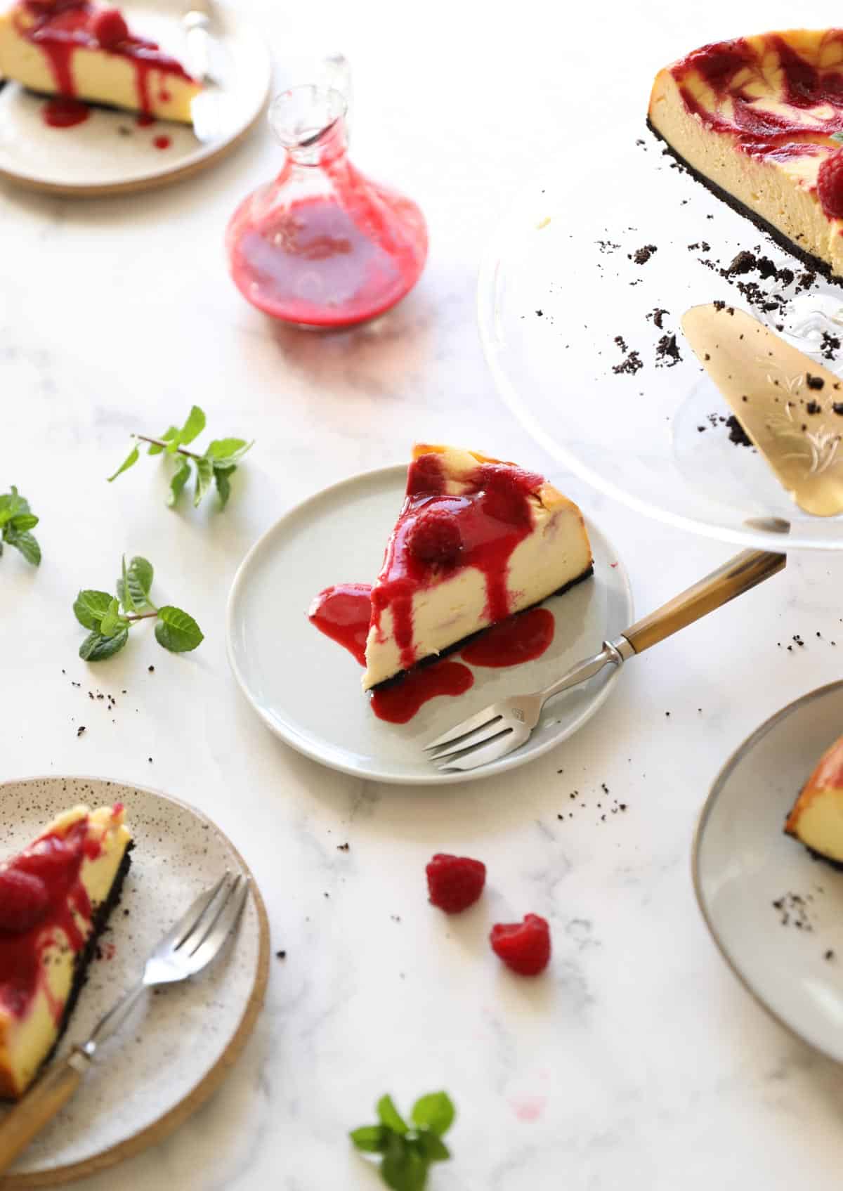 Slices of cheesecake served with raspberry sauce