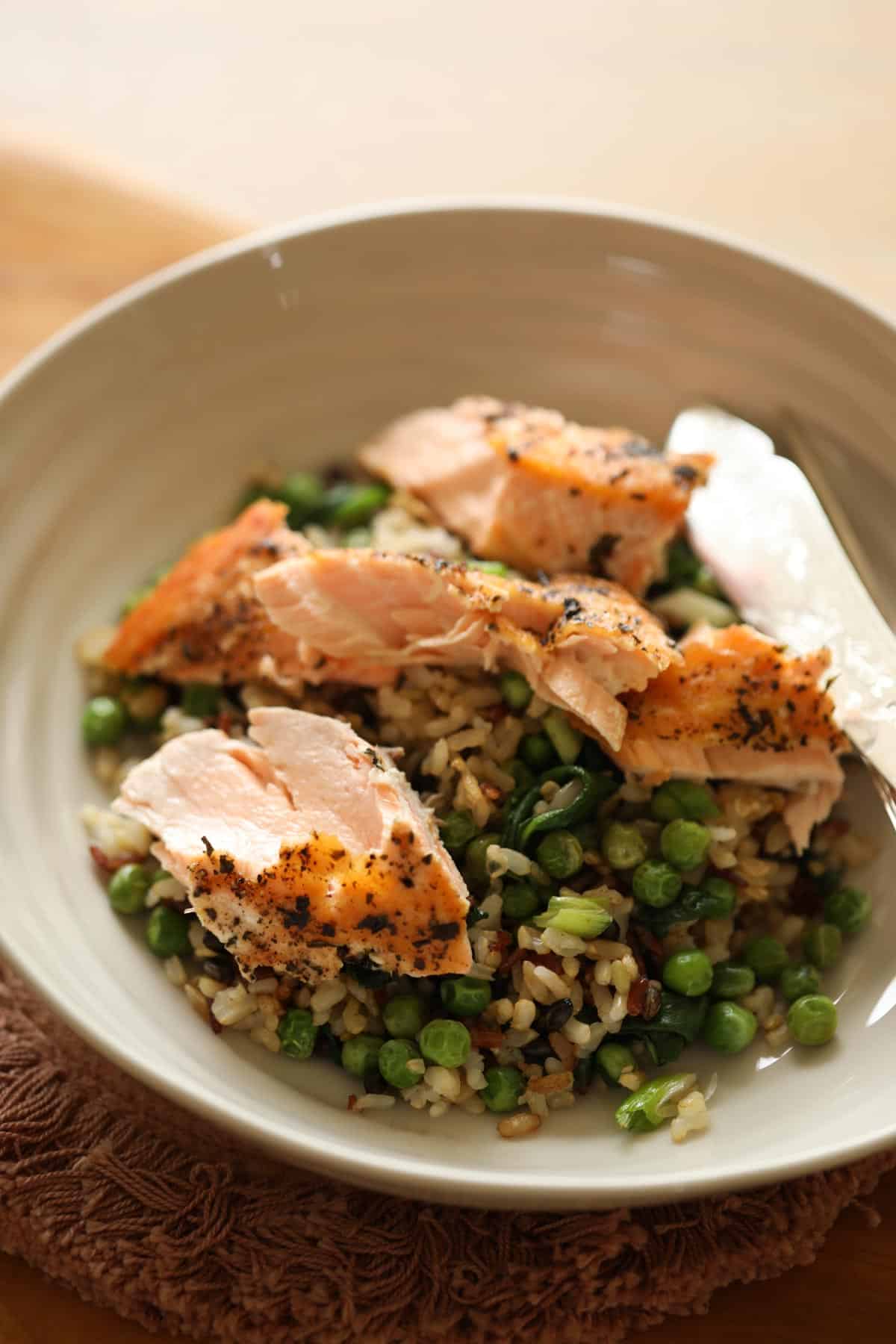 Salmon and rice bowl with vegetables